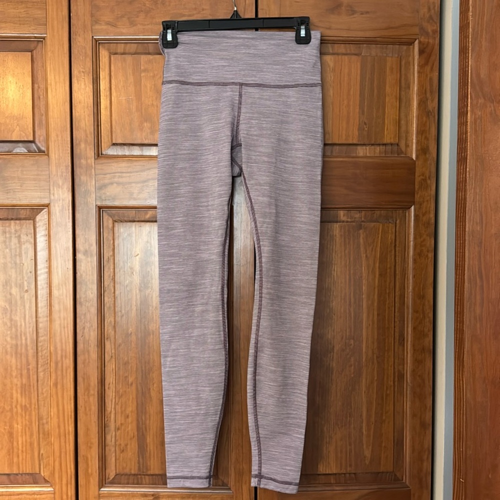 Women’s Lululemon Wunder Under leggings size 6